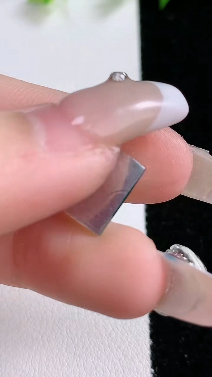 天然A货翡翠马鞍戒面，尺寸12-8.4-3，重:0.86g2026年3月15日
工厂直销收藏佳品,种好水足，色泽均匀，有种有色，上手高大气！