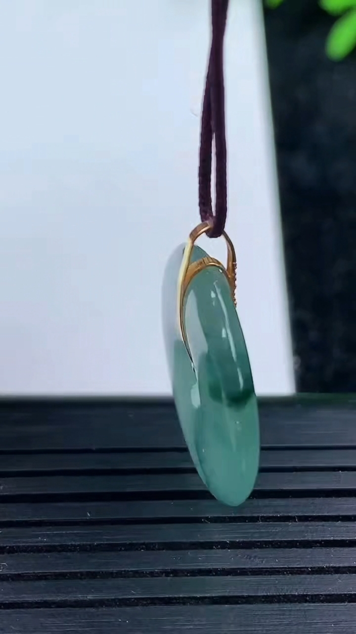 天然A货翡翠种飘花平安扣吊坠尺寸20.8-3.4重量:3.69g
3月15日