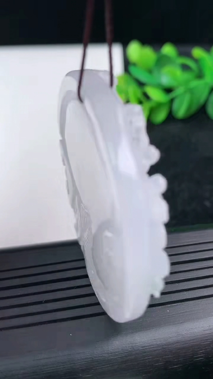 天然A货翡翠鸟语花香吊坠尺寸49.8-9重量:44.60g
3月15日