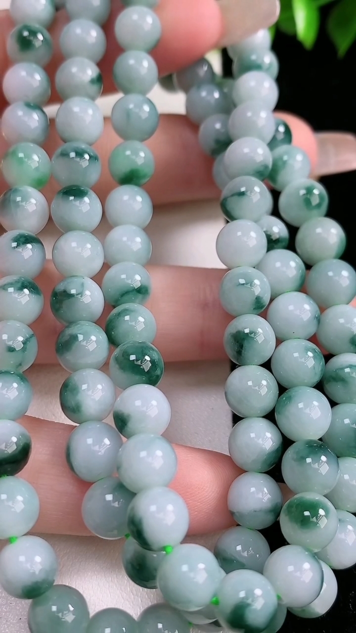 天然A货翡翠飘花圆珠项链，尺寸7.3-98颗，重:66.42g
3月15日