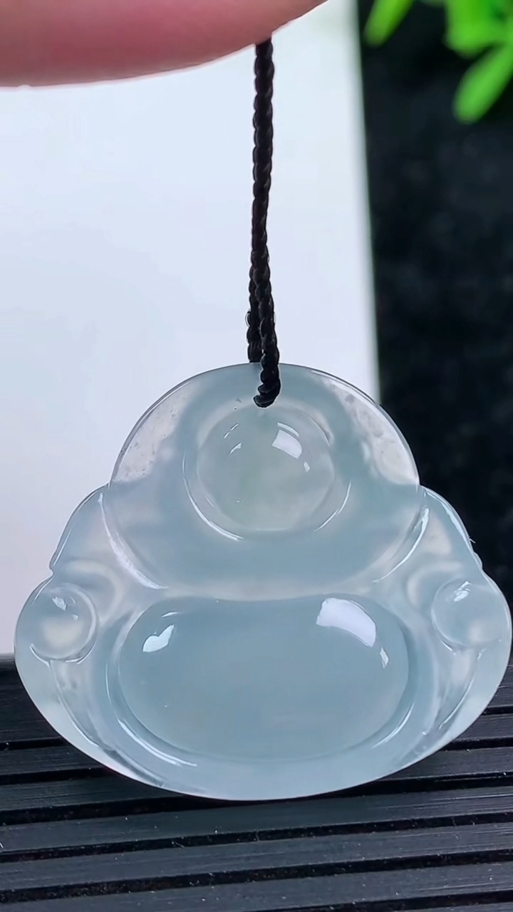 天然A货翡翠佛公吊坠尺寸24.6-28.2-5.5重量:5.81g
3月15日