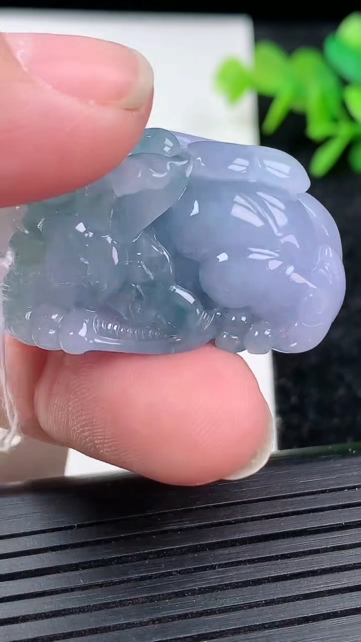 天然A货翡翠紫罗兰飘花貔貅吊坠尺寸41.3-23.6-21重量:43.30g
3月15日