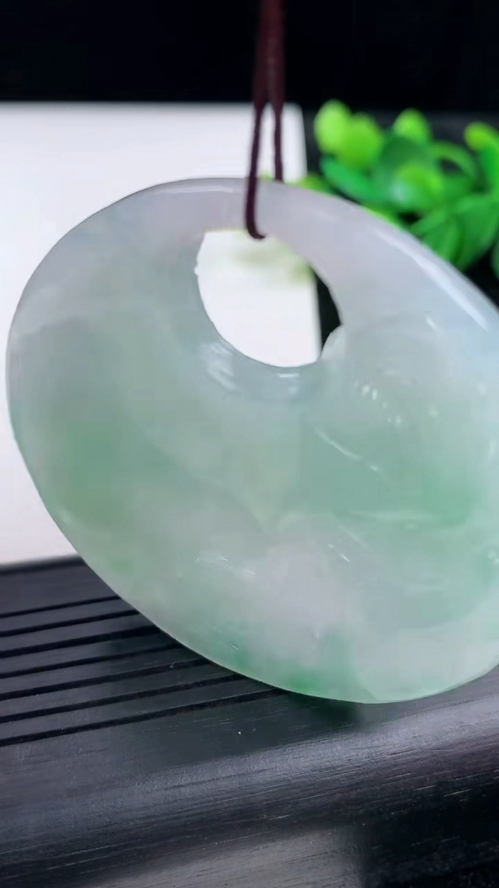 天然A货翡翠花开富贵吊坠尺寸53.1-5.8重量:32.99g
3月15日