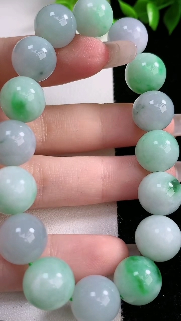 天然A货翡翠圆珠手串，尺寸12.2，重:52.40g3月15日
工厂直销收藏佳品,种好水足，色泽均匀，有种有色，上手高大气！