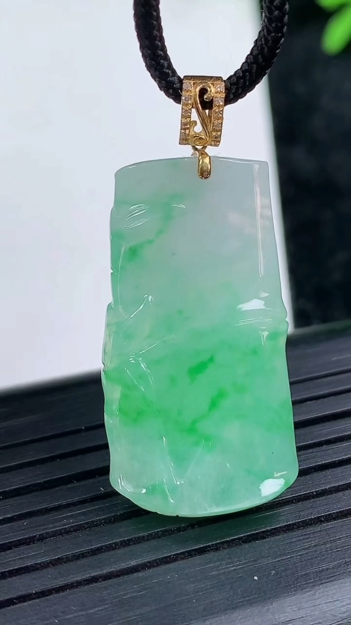 天然A货翡翠节节高升 竹节吊坠尺寸30.1-15.7-5.9重量:5.68g
3月15日