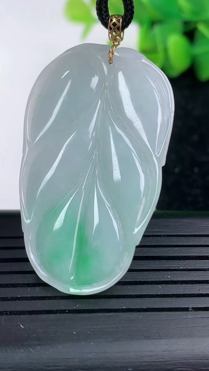 天然A货翡翠金枝玉叶 叶子吊坠尺寸43.6-26.7-6重量:12.36g
3月15日