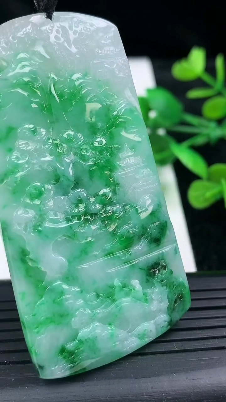 天然A货翡翠山水牌吊坠尺寸66.8-35.4-4重量:27.67g
3月15日