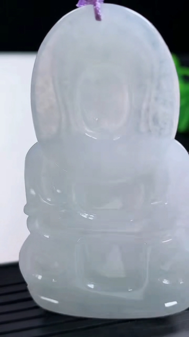 天然A货翡翠观音菩萨吊坠尺寸66.8-39.1-5.2重量:27.06g
3月15日