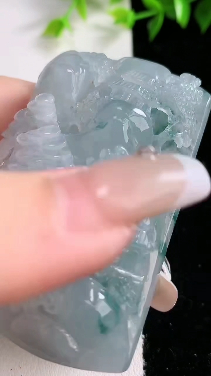 天然A货翡翠牌吊坠，尺寸64-49-14，重:94.81g
3月15日