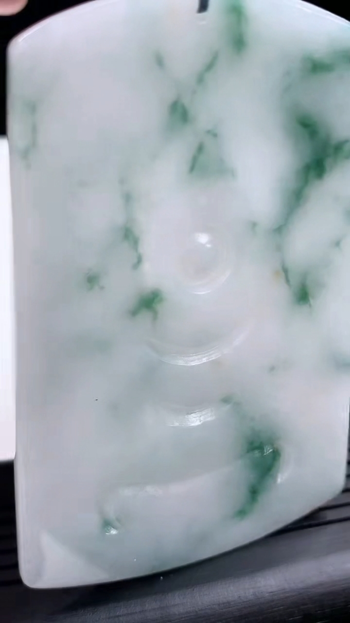 天然A货翡翠飘花虚空藏菩萨吊坠尺寸74.4-49.1-5.2重量:43.97g
3月15日