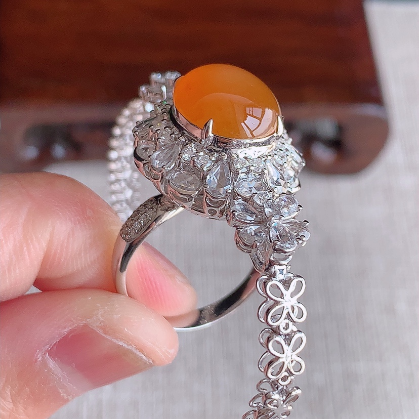 天然A货翡翠18K金伴钻镶嵌红翡蛋面戒指手链两用款 圈口17.3裸石
尺寸12.5-11mm 重量1