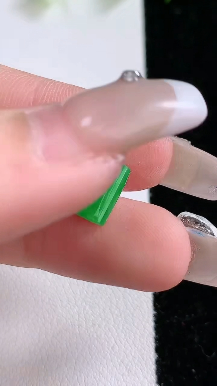 天然A货翡翠马鞍戒面，尺寸9.6-5.2-2.4，重:0.28g2026年3月15日
工厂直销收藏佳