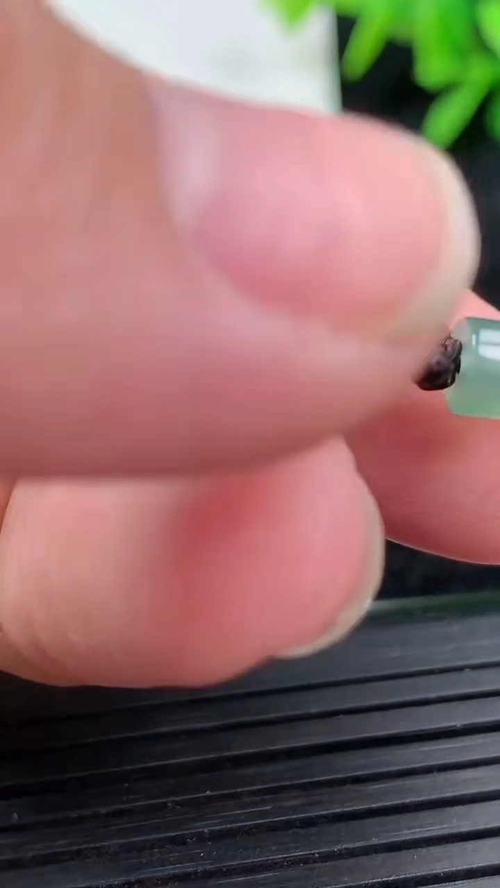 天然A货翡翠冰种飘花平安环吊坠尺寸21.3-3.2重量:3.58g
3月15日