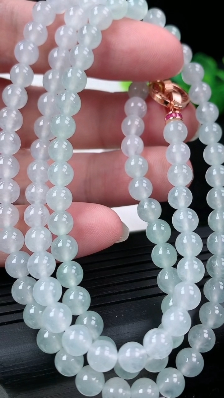 天然A货翡翠圆珠项链尺寸5.7-108颗重量:39.92g
3月15日