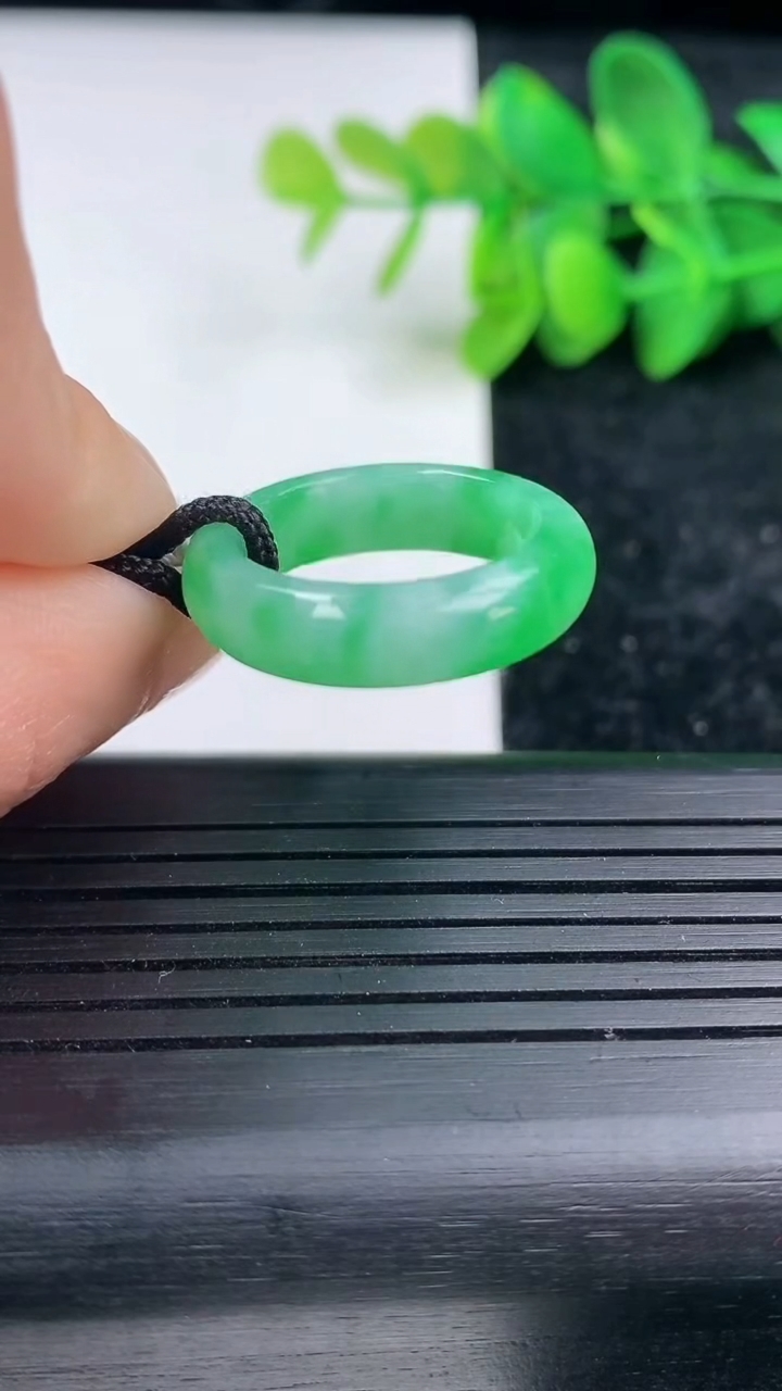 天然A货翡翠指环戒指尺寸16.9-5.4-3.4重量:4.01g2026年3月15日
工厂直销收藏佳品,种好水足，色泽均匀，有种有色，上手高大气！
