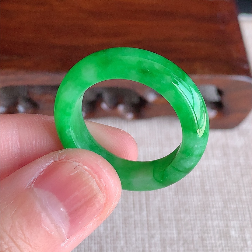 天然A货翡翠满绿素面戒指 
尺寸20-6.6-4mm 重量5.66g 0314