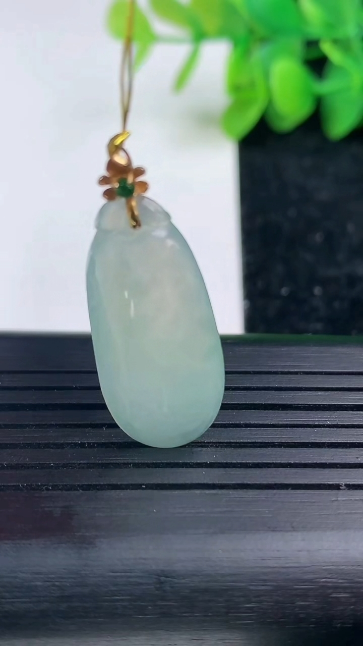 天然A货翡翠福瓜吊坠尺寸28.4-12.5-3.7重量:3.27g
3月15日