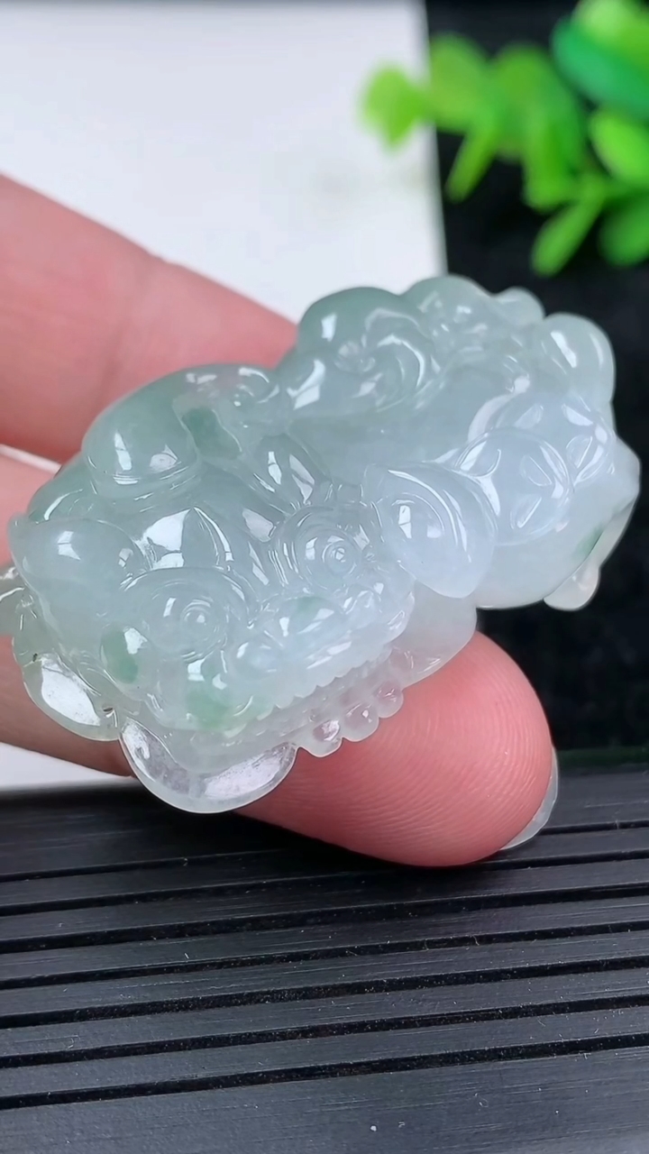 天然A货翡翠飘花霸王貔貅吊坠尺寸42-24.8-11.8重量:29.32g
3月15日