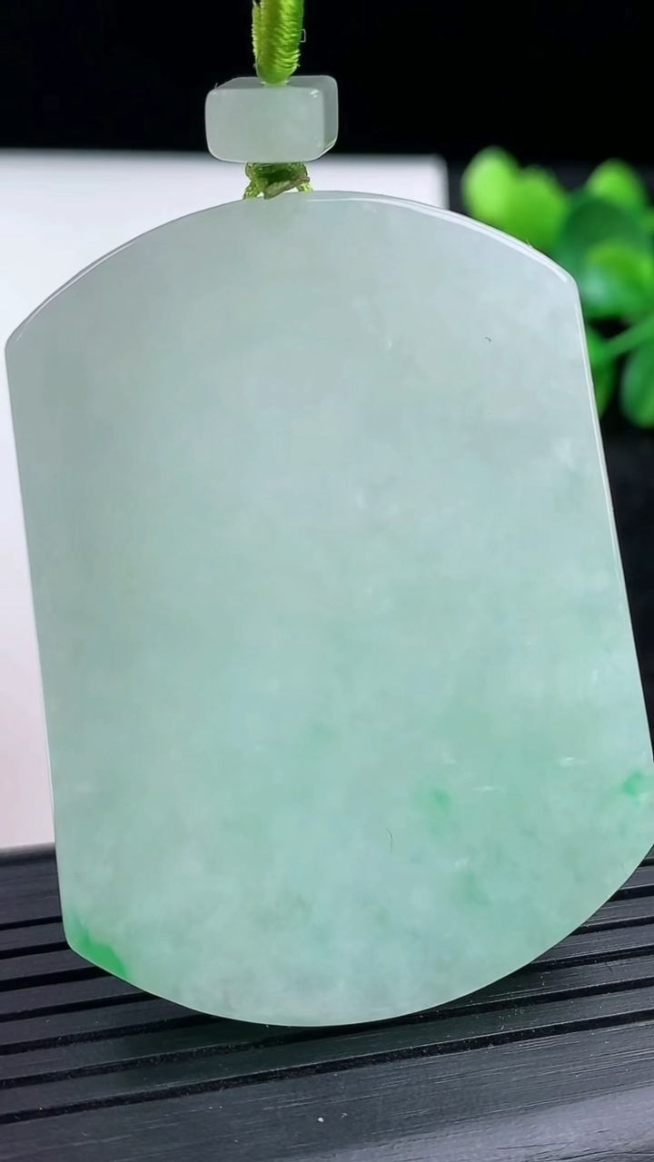 天然A货翡翠无事牌吊坠尺寸54.1-40.3-5.2重量:36.50g
3月15日