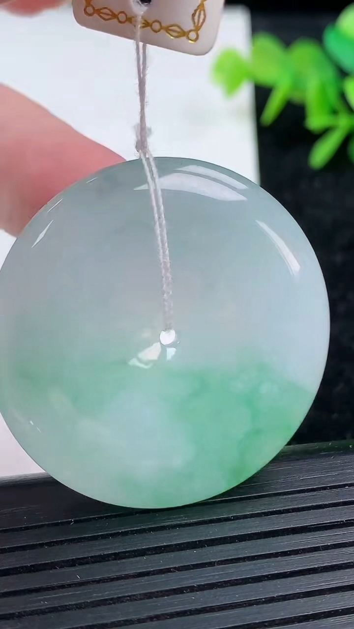 天然A货翡翠平安扣吊坠尺寸37.7-5.7重量:18.62g
3月15日