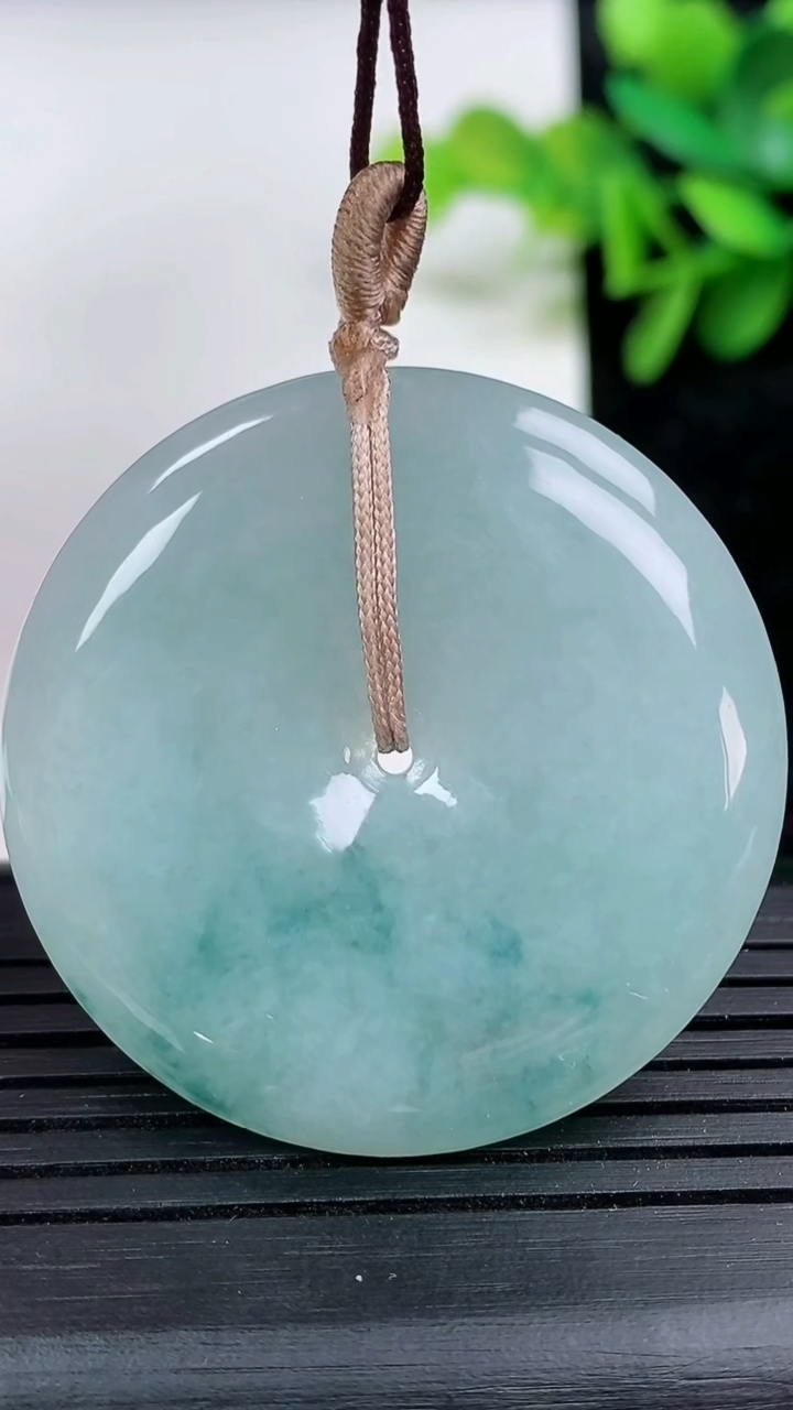 天然A货翡翠飘花平安扣吊坠尺寸38.3-6.2重量:20.07g
3月15日