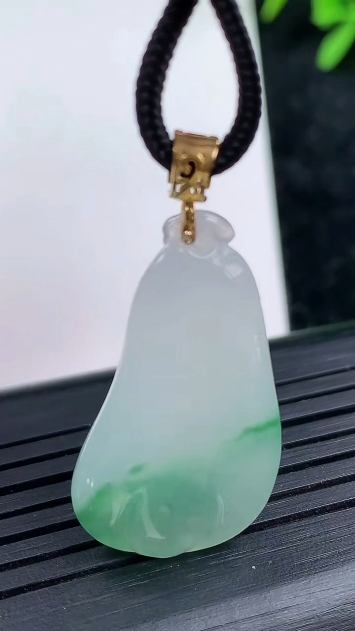 天然A货翡翠福瓜吊坠尺寸30.1-16.7-5.9重量:6.01g
3月15日