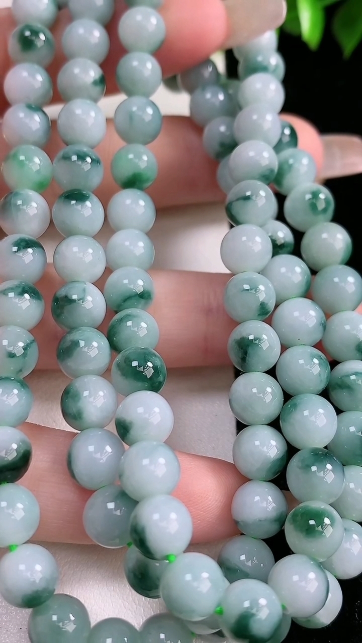 天然A货翡翠飘花圆珠项链，尺寸7.3-98颗，重:66.42g
3月15日