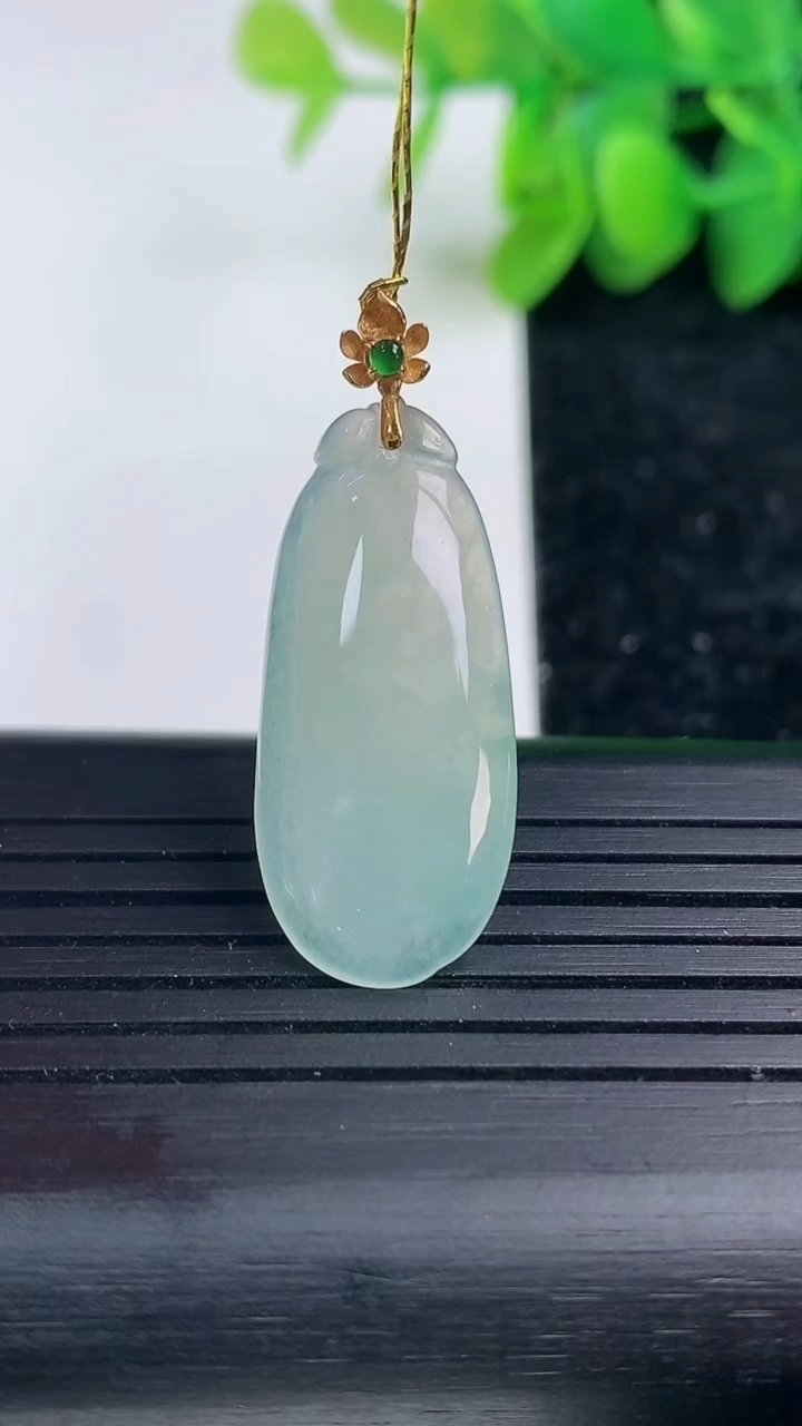 天然A货翡翠福瓜吊坠尺寸28.4-12.5-3.7重量:3.27g
3月15日