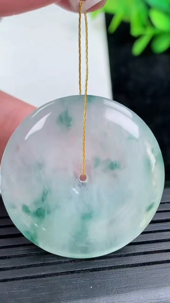 天然A货翡翠冰种飘花平安扣吊坠尺寸33.5-5.9重量:14.16g
3月15日