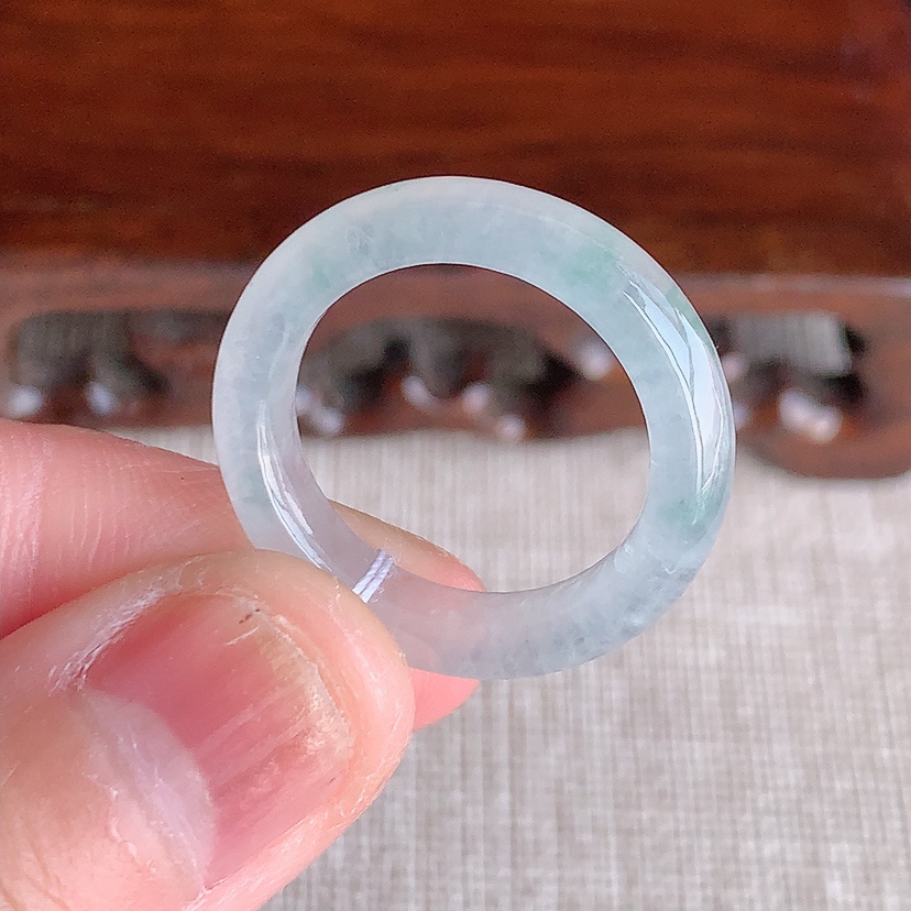 天然A货翡翠飘花素面戒指 
尺寸17.7-5-3.4mm 重量3.43g 0314