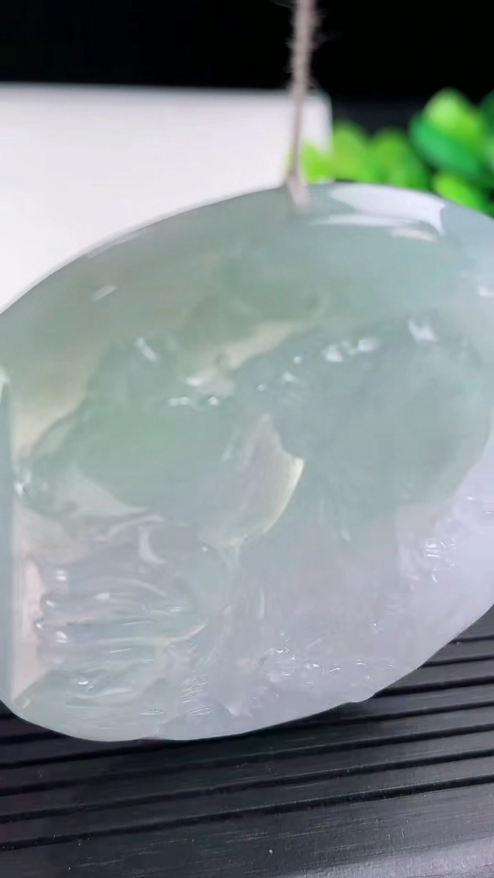 天然A货翡翠生肖虎吊坠尺寸53.5-44.3-6.1重量:34.18g
3月15日