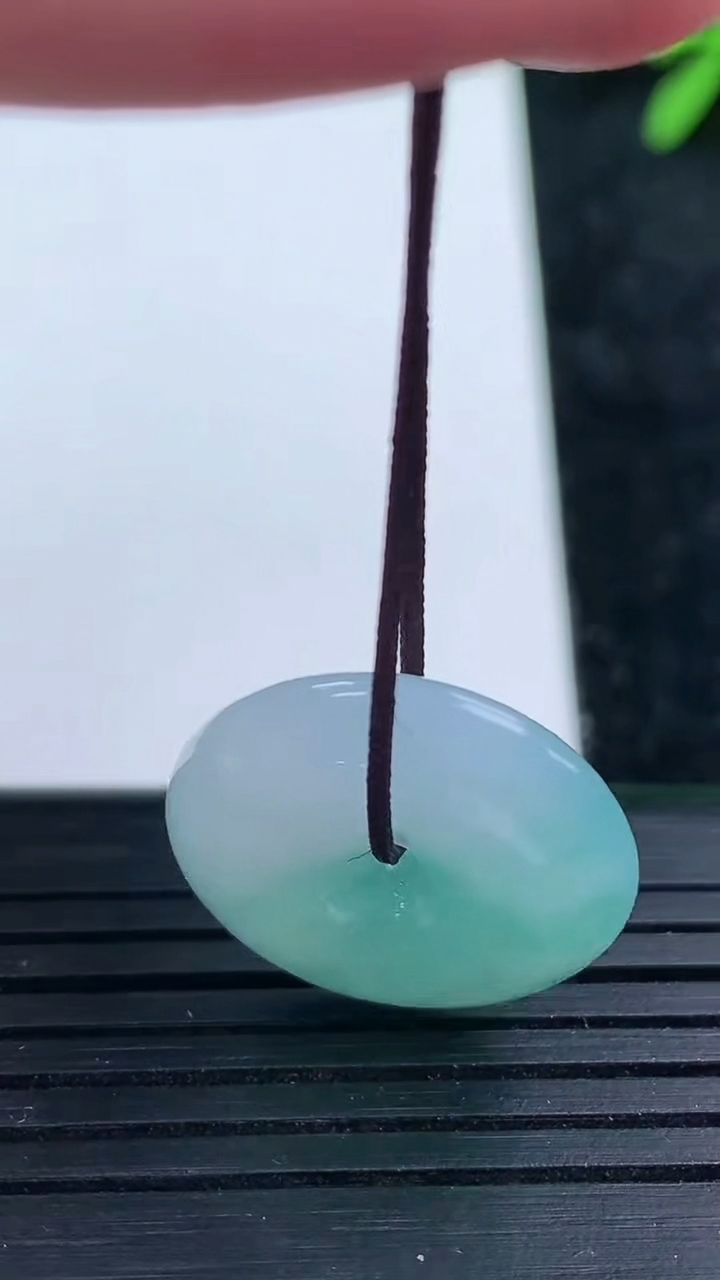 天然A货翡翠飘花平安扣吊坠尺寸19.4-4.5重量:3.87g
3月15日