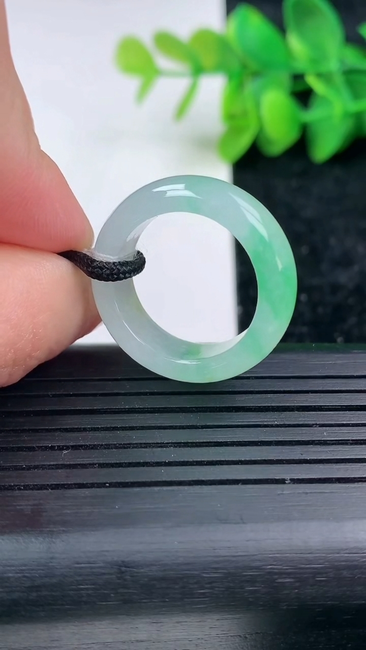 天然A货翡翠指环戒指尺寸17.8-6.7-3.6重量:5.47g2026年3月15日
工厂直销收藏佳品,种好水足，色泽均匀，有种有色，上手高大气！