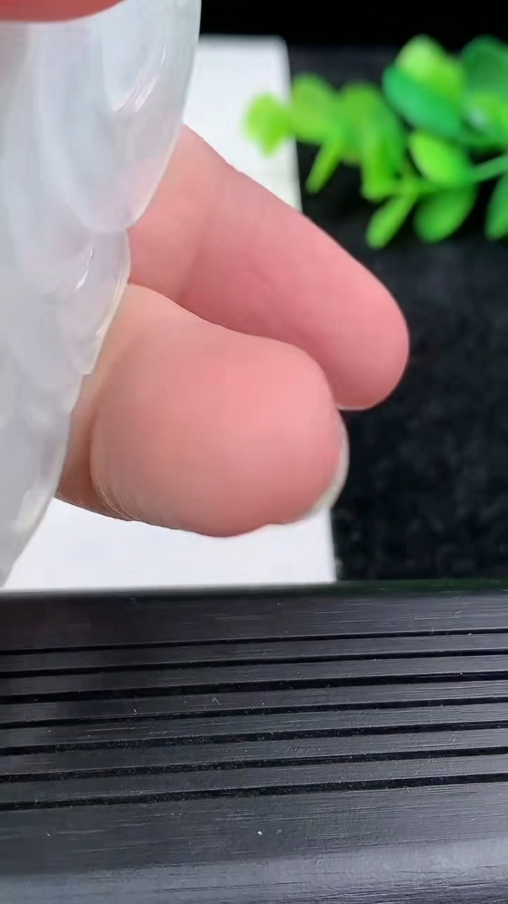 天然A货翡翠种白冰观音菩萨吊坠尺寸64.4-40.1-5.7重量:27.19g
3月15日