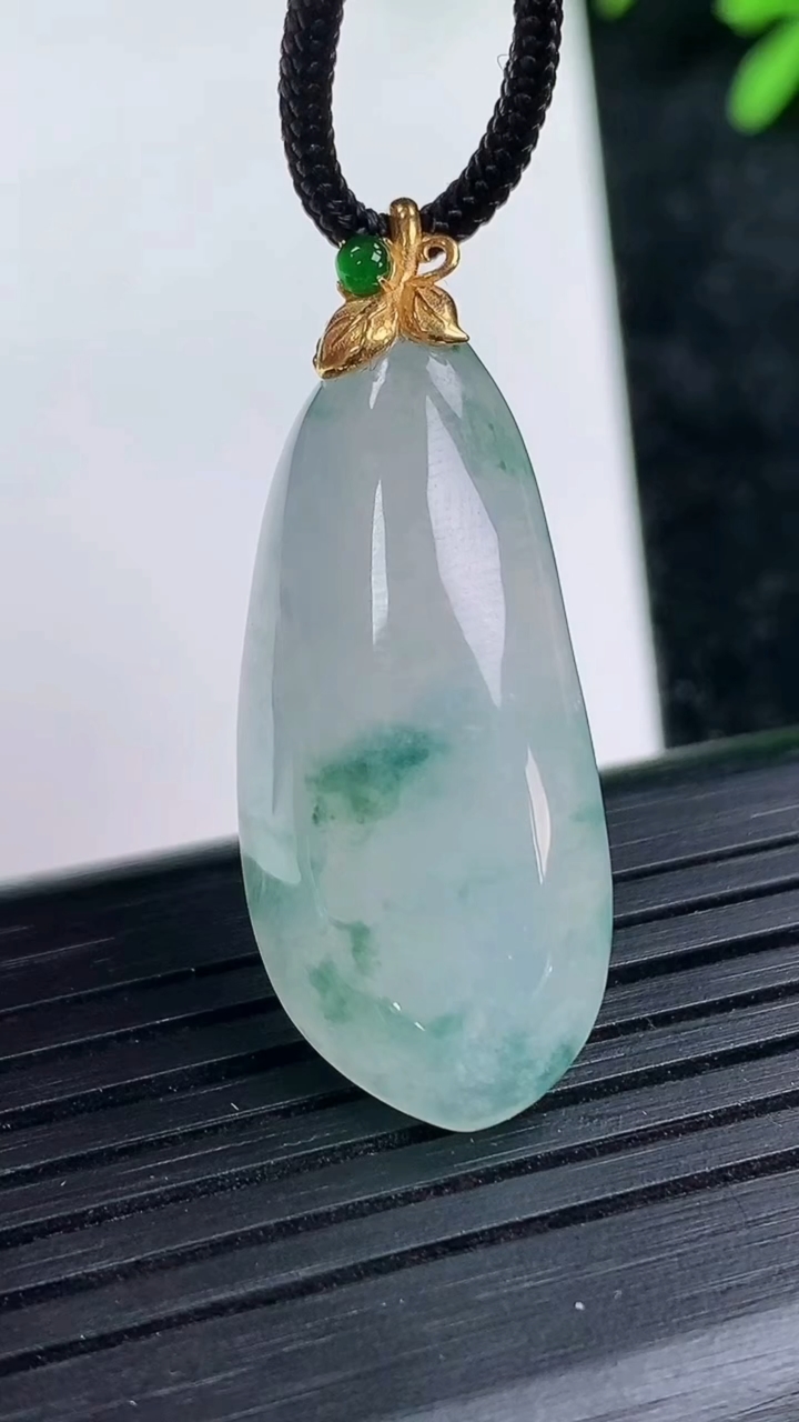 天然A货翡翠种飘花福瓜吊坠尺寸32.9-14.1-7.3重量:6.84g
3月15日