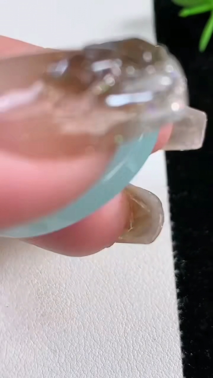 天然A货翡翠无事牌吊坠，尺寸32.5-32-3.5，重量:10.41g
3月15日