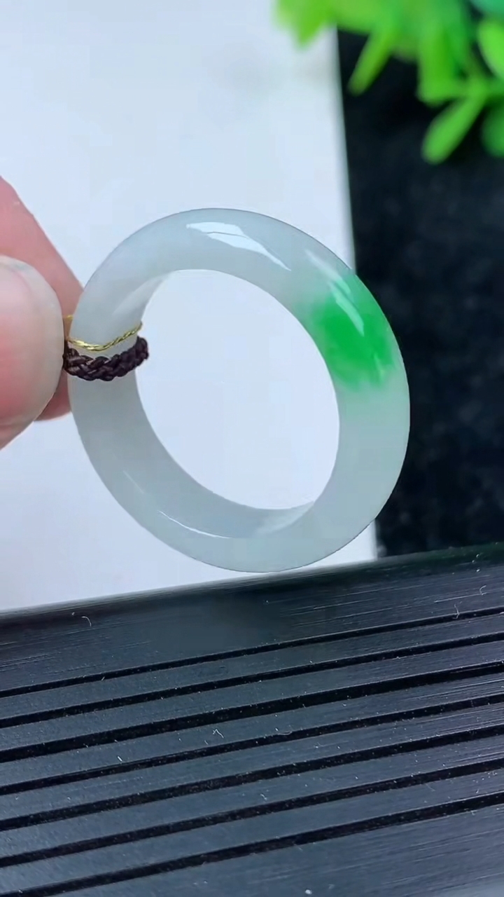 天然A货翡翠指环戒指尺寸20.2-5.9-3.2重量:4.99g2026年3月15日
工厂直销收藏佳品,种好水足，色泽均匀，有种有色，上手高大气！