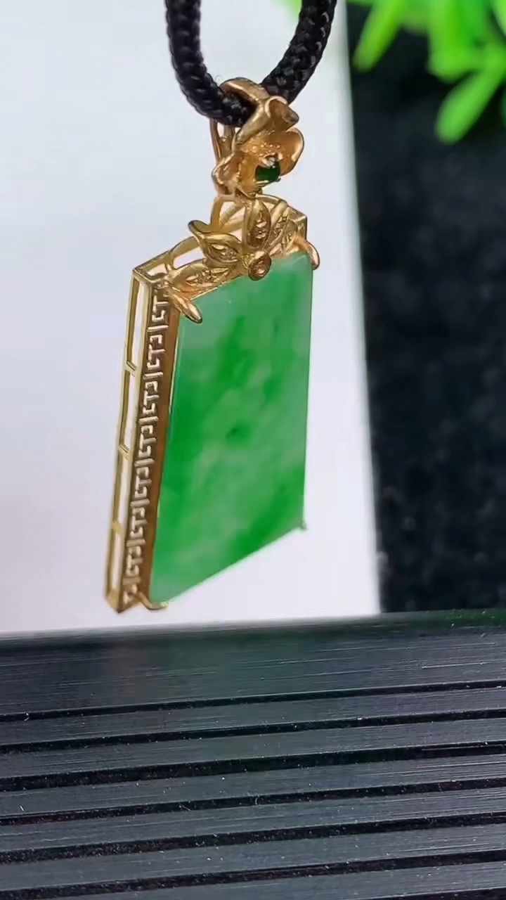 天然A货翡翠无事牌吊坠尺寸38-16.6-4.9重量:3.46g
3月15日