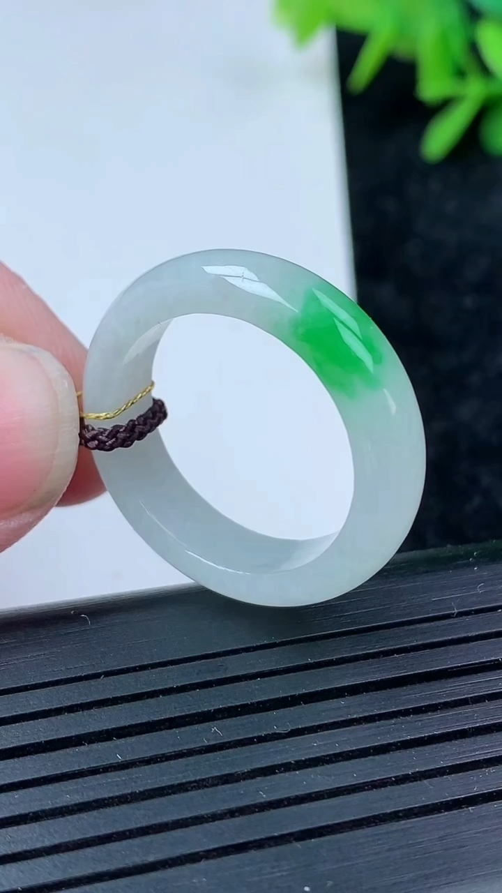 天然A货翡翠指环戒指尺寸20.2-5.9-3.2重量:4.99g2026年3月15日
工厂直销收藏佳