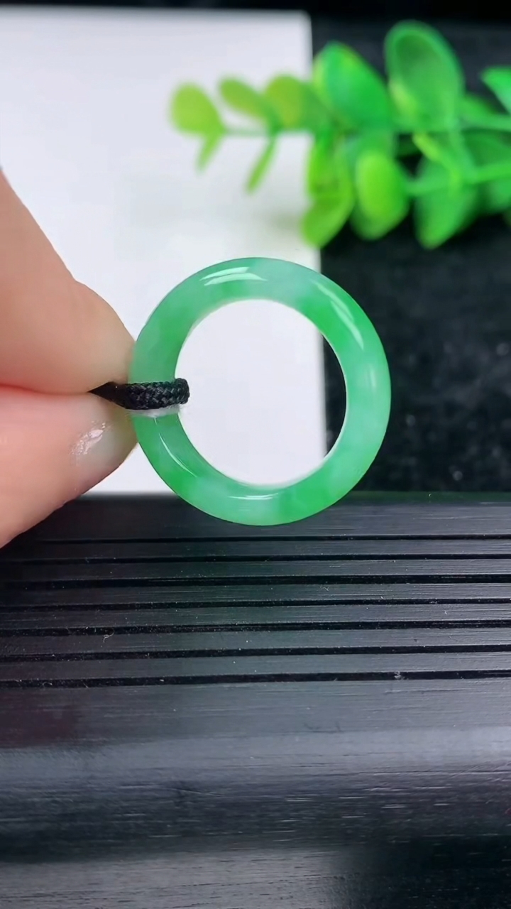 天然A货翡翠指环戒指尺寸16.9-5.4-3.4重量:4.01g2026年3月15日
工厂直销收藏佳品,种好水足，色泽均匀，有种有色，上手高大气！