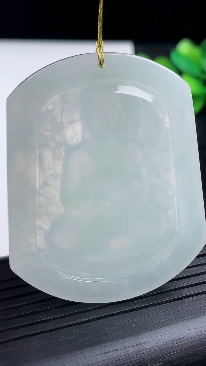 天然A货翡翠大日如来吊坠尺寸52.2-42.5-4.6重量:26.78g
3月15日