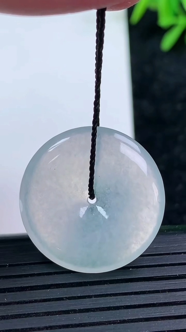 天然A货翡翠平安扣吊坠尺寸24.8-4.6重量:6.12g
3月15日