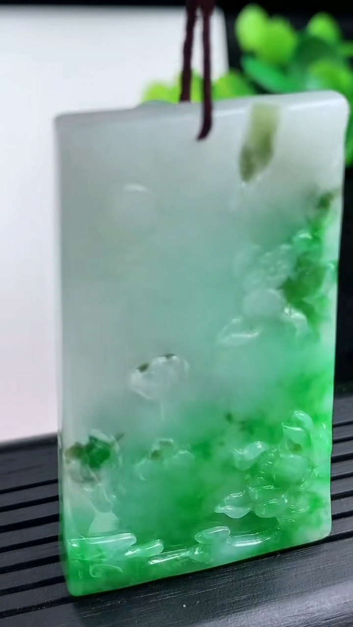 天然A货翡翠山水牌吊坠尺寸51.4-30.8-9.8重量:32.78g
3月15日