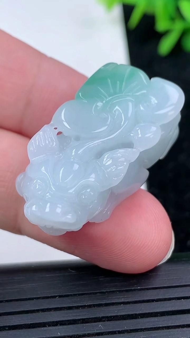 天然A货翡翠貔貅吊坠尺寸24.3-16.5-14重量:18.25g
3月15日