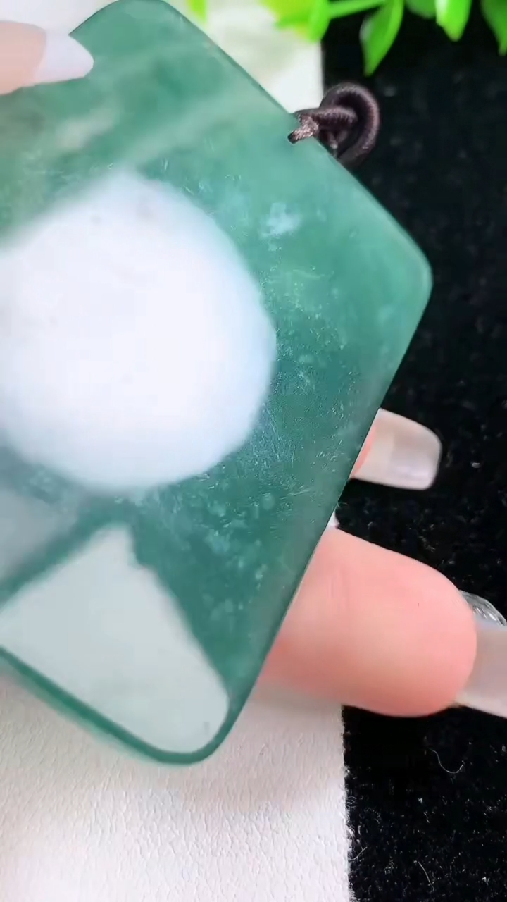 天然A货翡翠蓝水山水牌吊坠，尺寸60-45.5-5，重:35.90g
3月15日