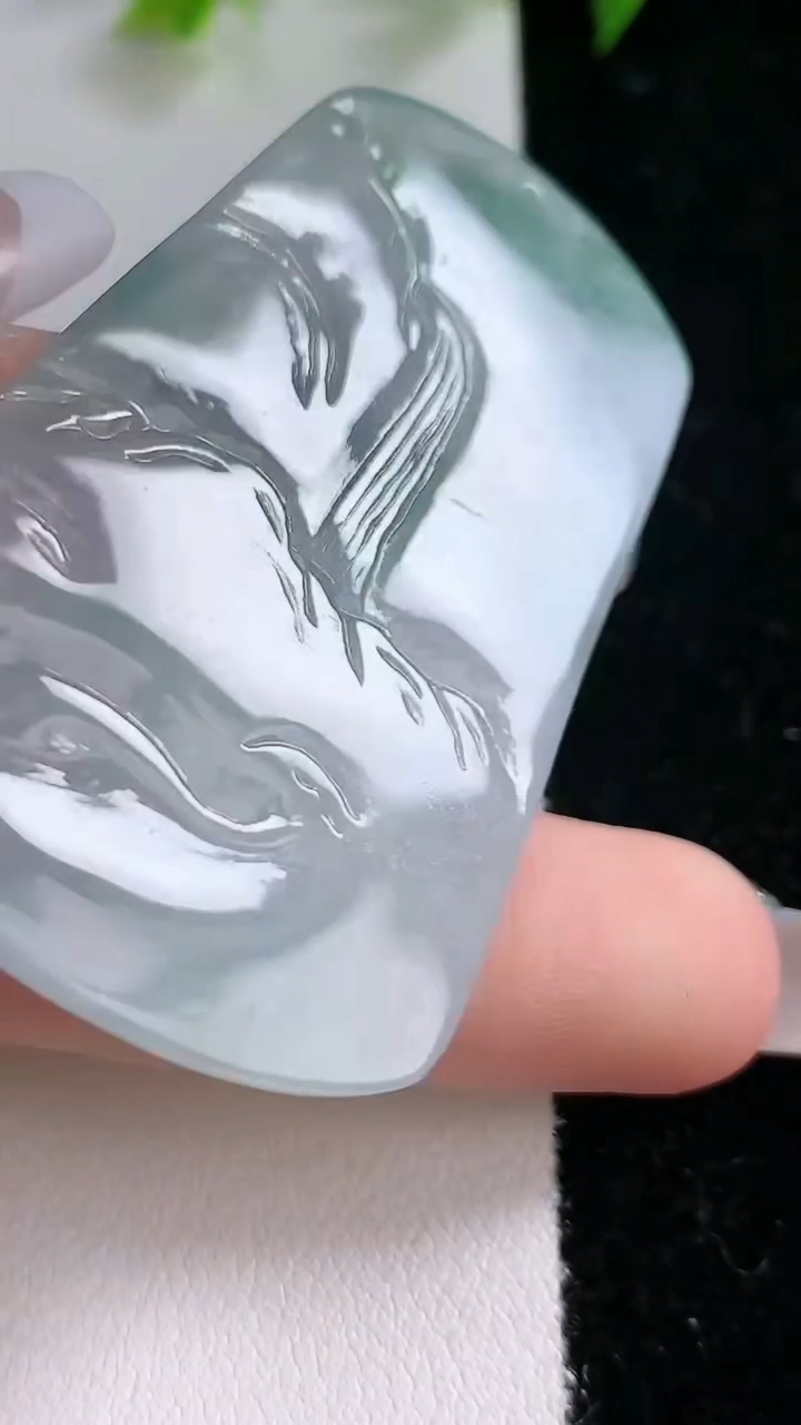 天然A货翡翠飘花梅花鹿吊坠，尺寸55-34.8-5.3，重:21.73g
3月15日