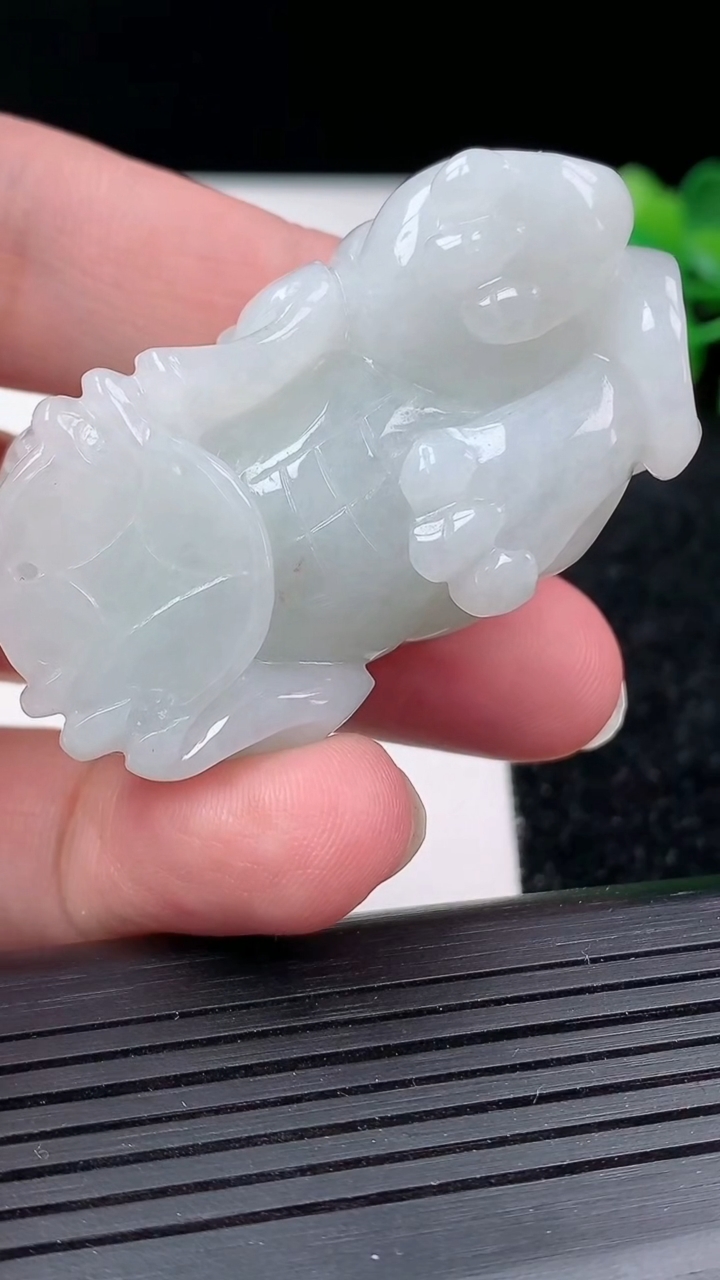 天然A货翡翠貔貅吊坠尺寸50.2-22.7-24.4重量:65.19g
3月15日