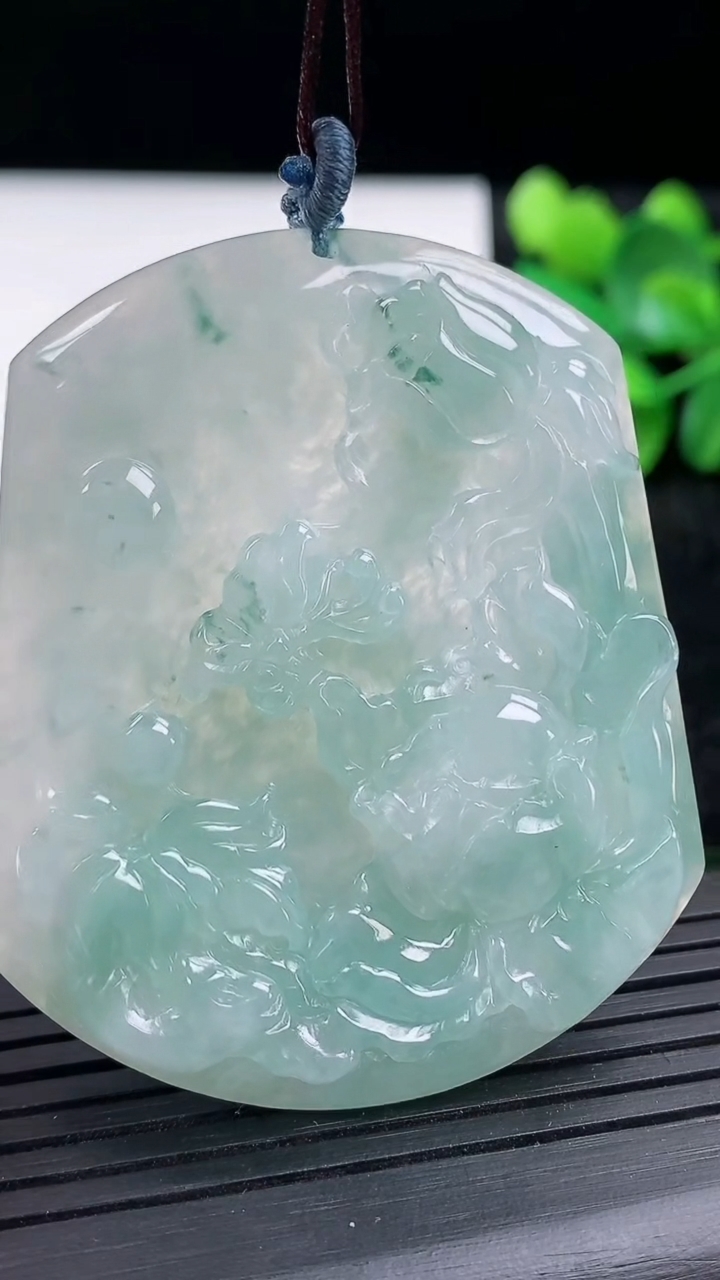 天然A货翡翠飘花花开富贵吊坠尺寸54.1-40.6-5.8重量:29.32g
3月15日