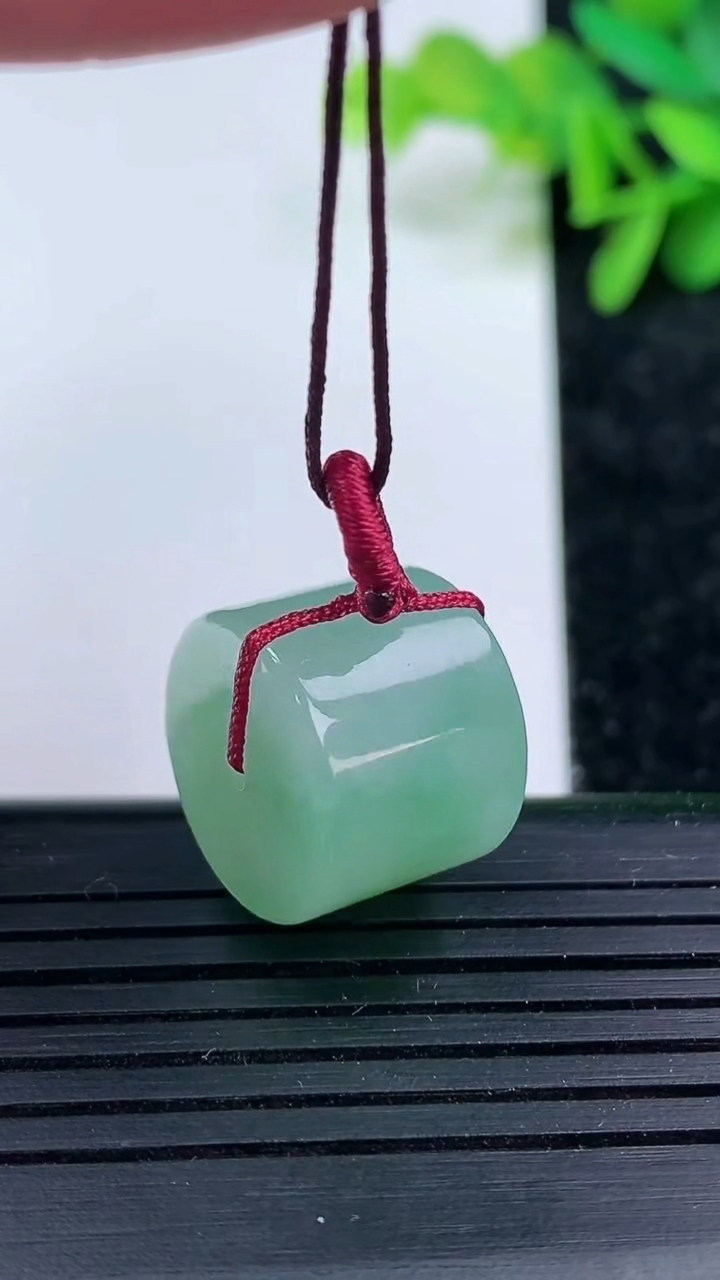 天然A货翡翠路路通吊坠尺寸12.4-15.7重量:8.62g
3月15日