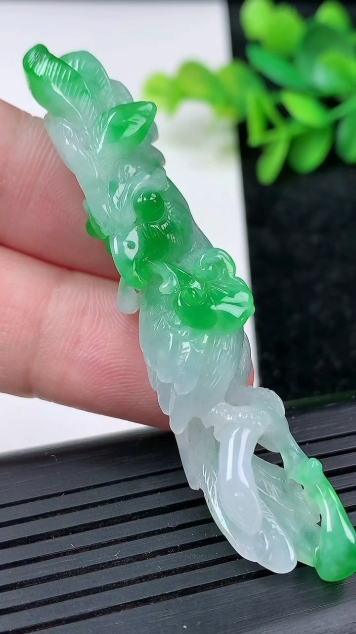 天然A货翡翠鹦鹉吊坠尺寸71-12.6-14.1重量:15.65g
3月15日